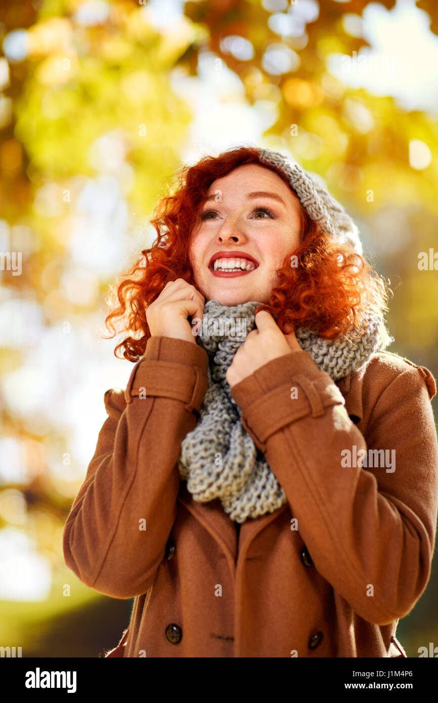 Allegro redhead donna in natura nel mese di ottobre Foto Stock