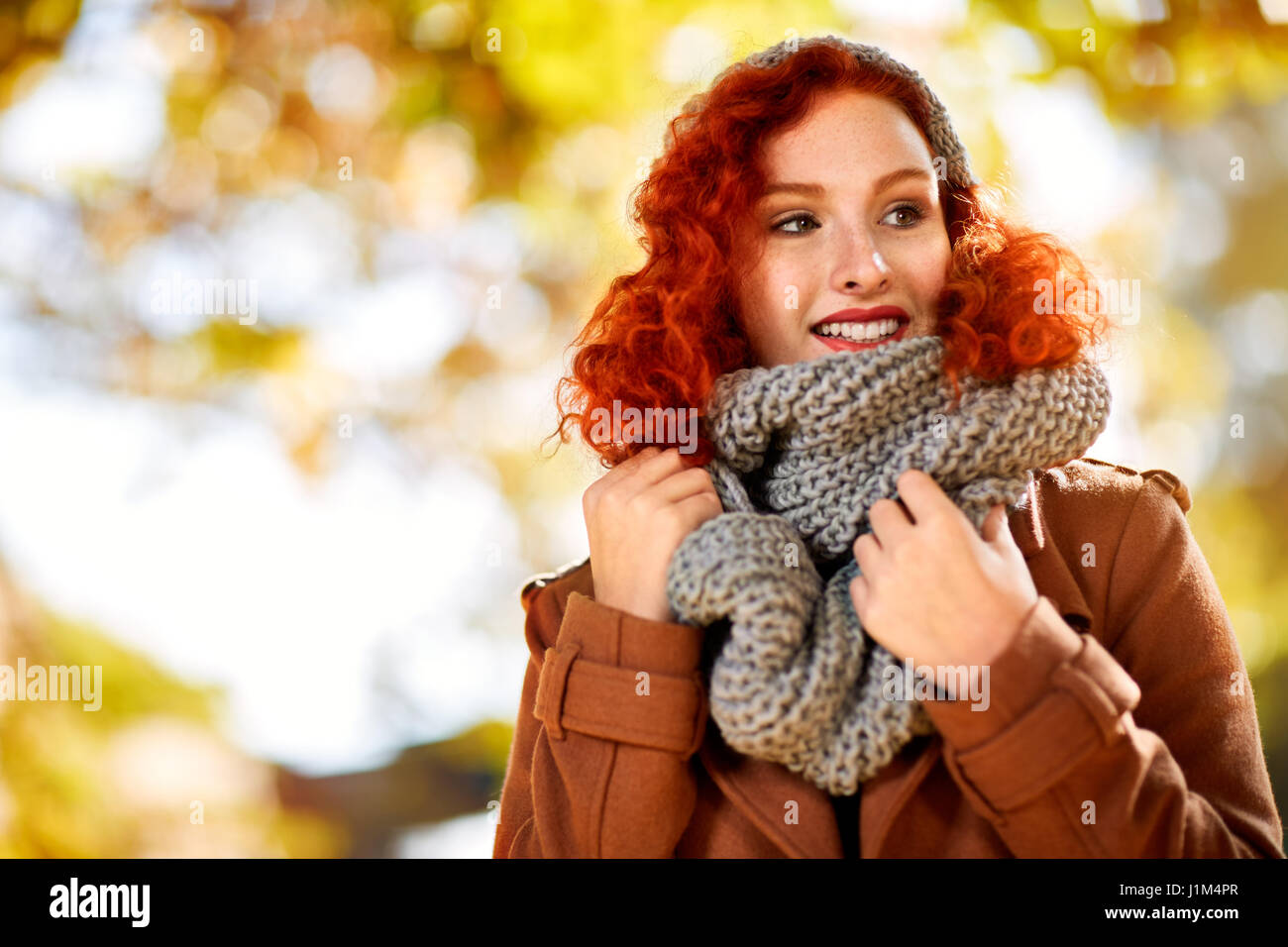 Redhead femmina ricci in autunno al di fuori Foto Stock