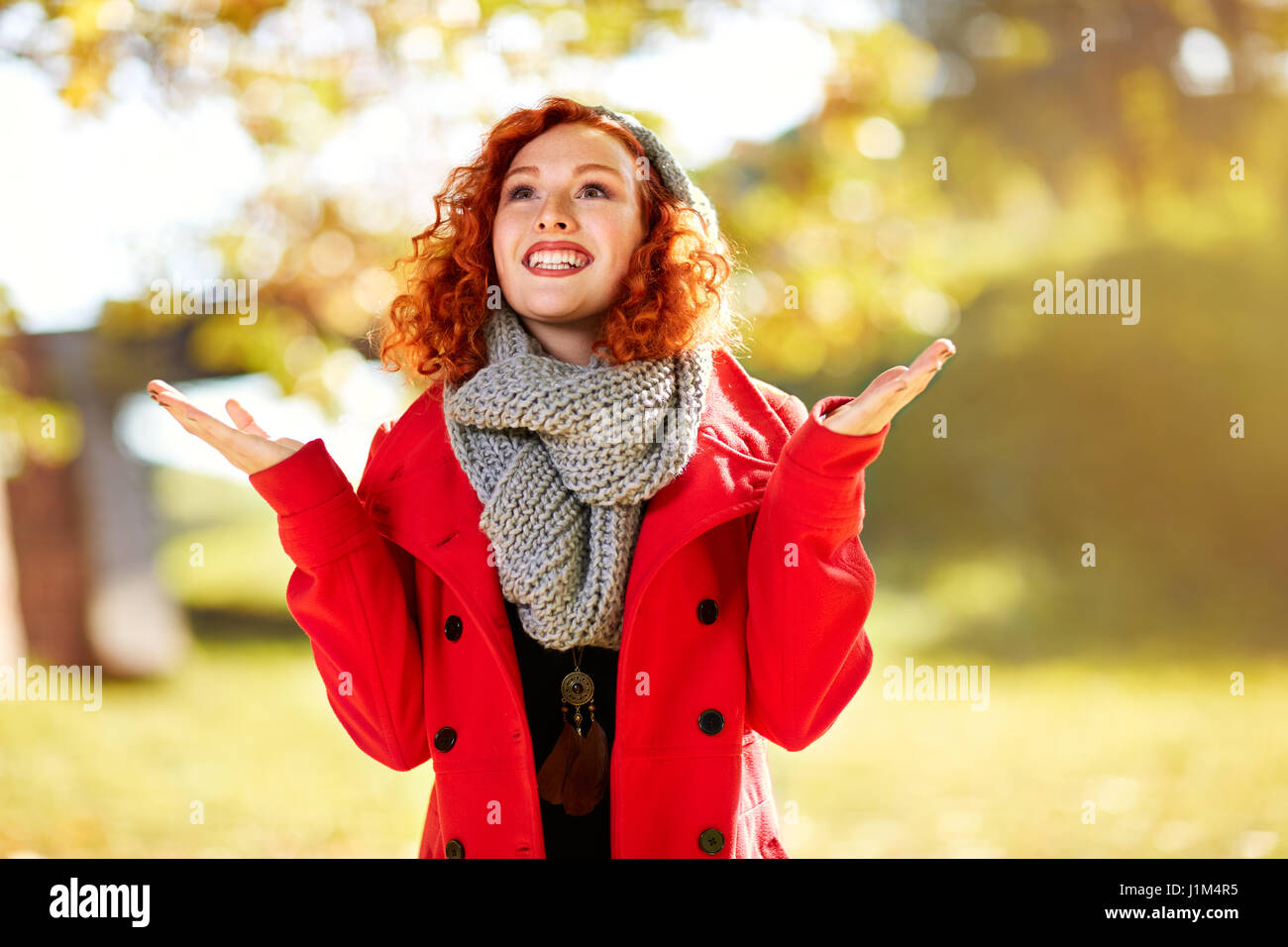 Pretty redhead allegro ragazza godere nella natura Foto Stock