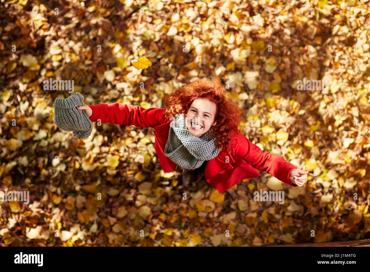 Felice ragazza nel parco in autunno Foto Stock