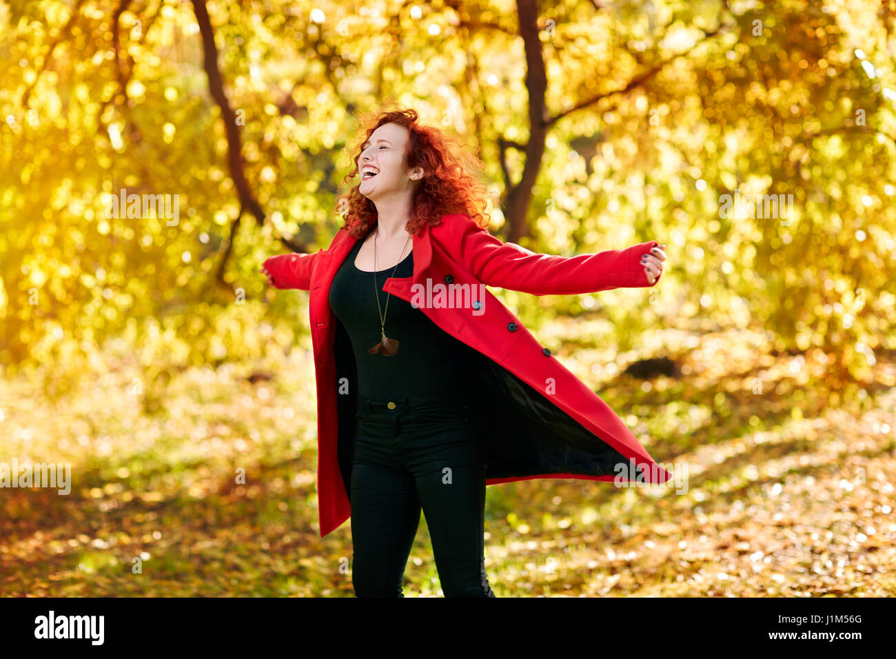 Molto felice ragazza nel bel bosco in autunno Foto Stock