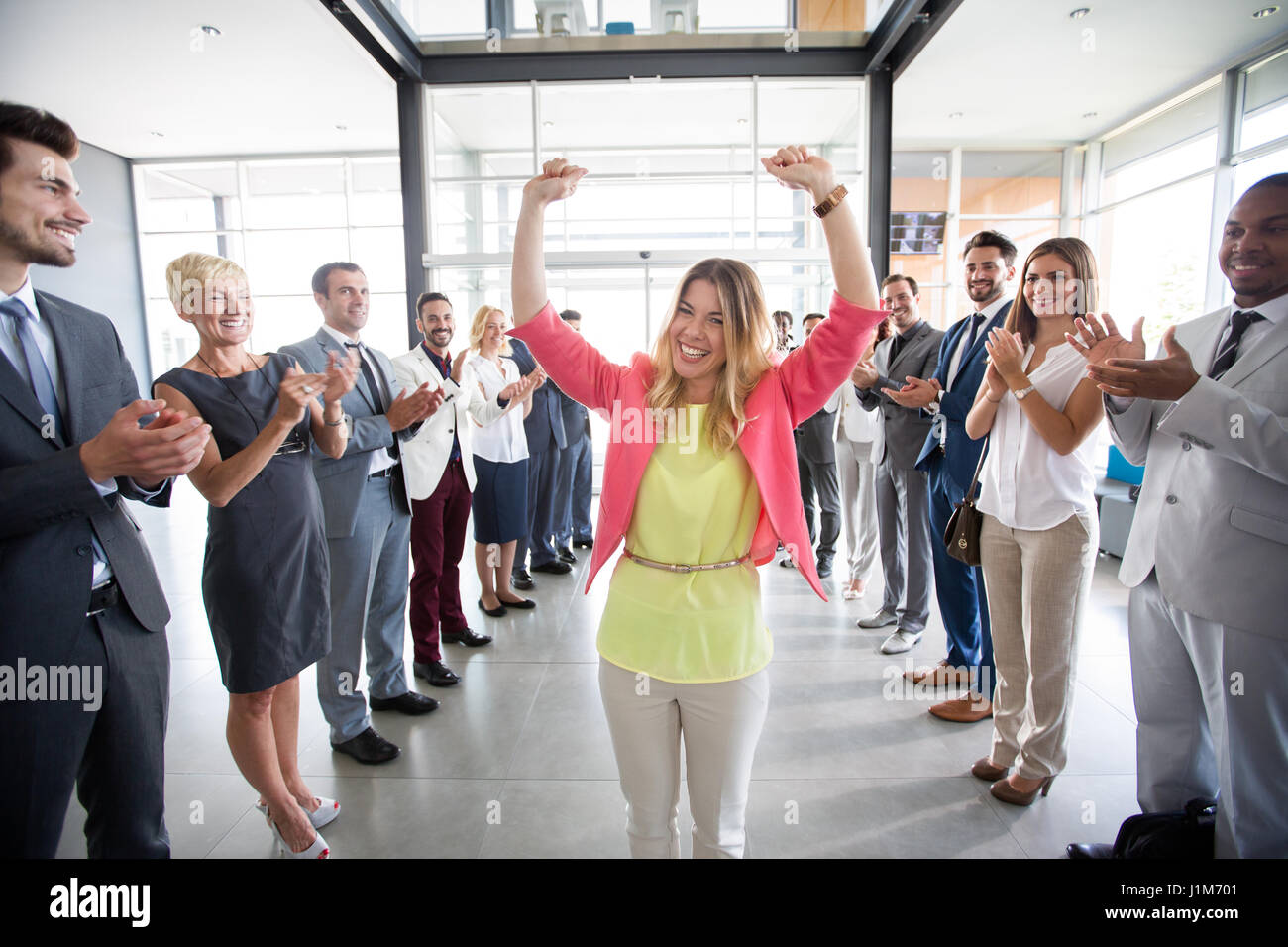 Positivo leader fiducioso congratulazioni datore di lavoro applaudire Foto Stock