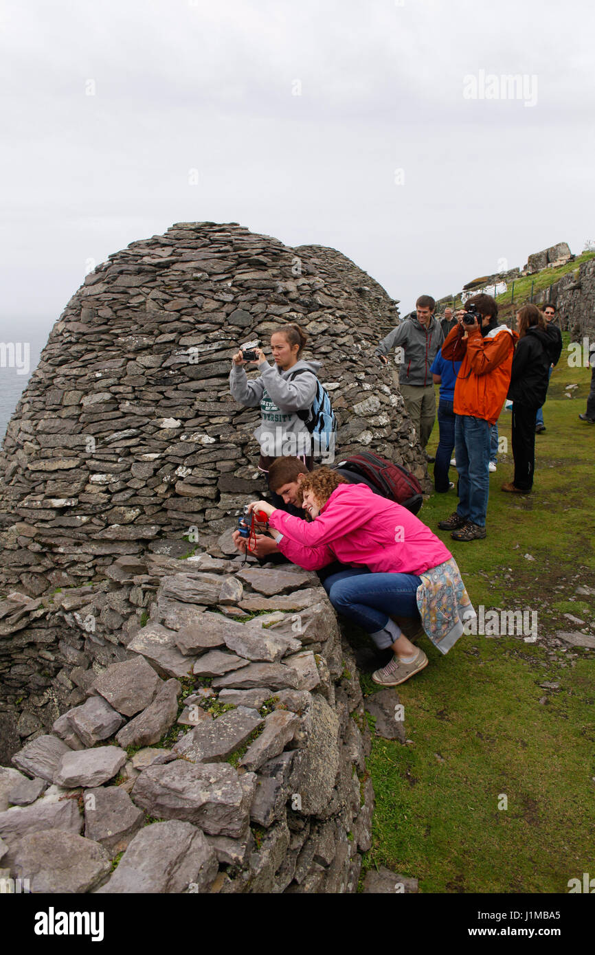 Scattare fotografie presso il monastero su Skellig Michael. Foto Stock