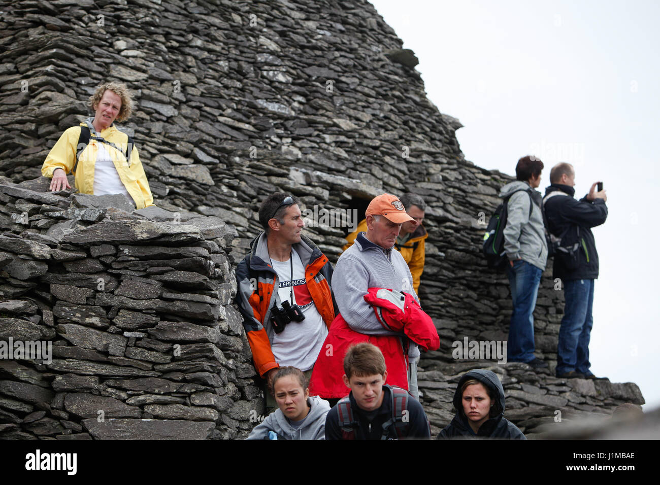 Visitatori check out il monastero su Skellig Michael, nella contea di Kerry. Foto Stock