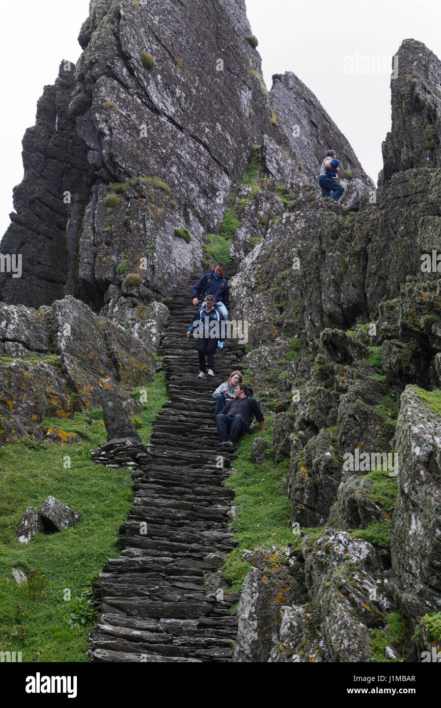Il ripido sentiero lastricato su Skellig Michael, nella contea di Kerry. L'isola fu un monastero 1500 anni fa e ora è un sito Patrimonio Mondiale dell'Unesco Foto Stock
