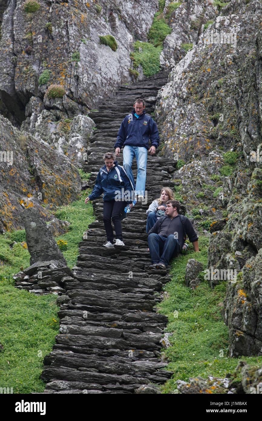 Messa in pausa per uno sfiatatoio sul ripido sentiero lastricato su Skellig Michael, nella contea di Kerry. L'isola fu un monastero 1500 anni fa e ora è un'Unesco wor Foto Stock