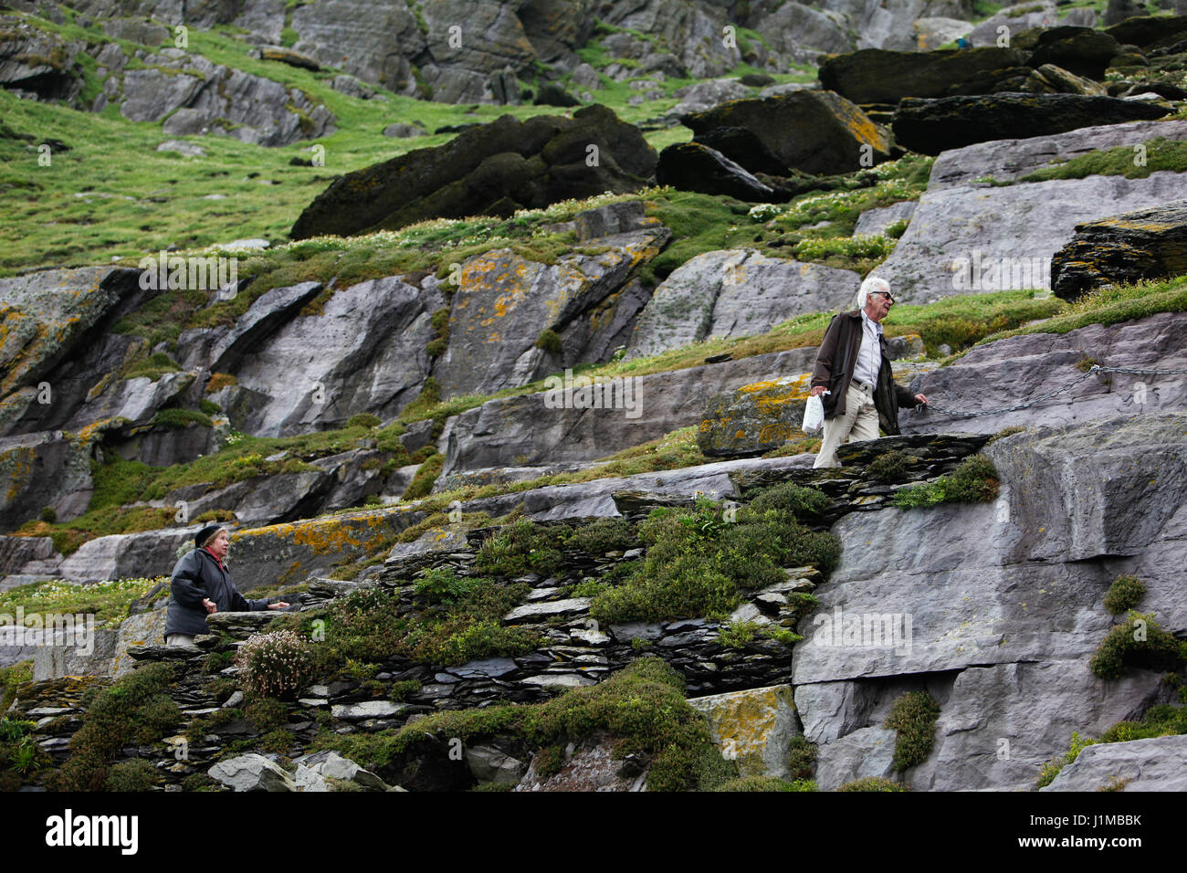 A piedi le strette di pietra sul percorso di Skellig Michael, nella contea di Kerry con una caduta a strapiombo su entrambi i lati. Foto Stock