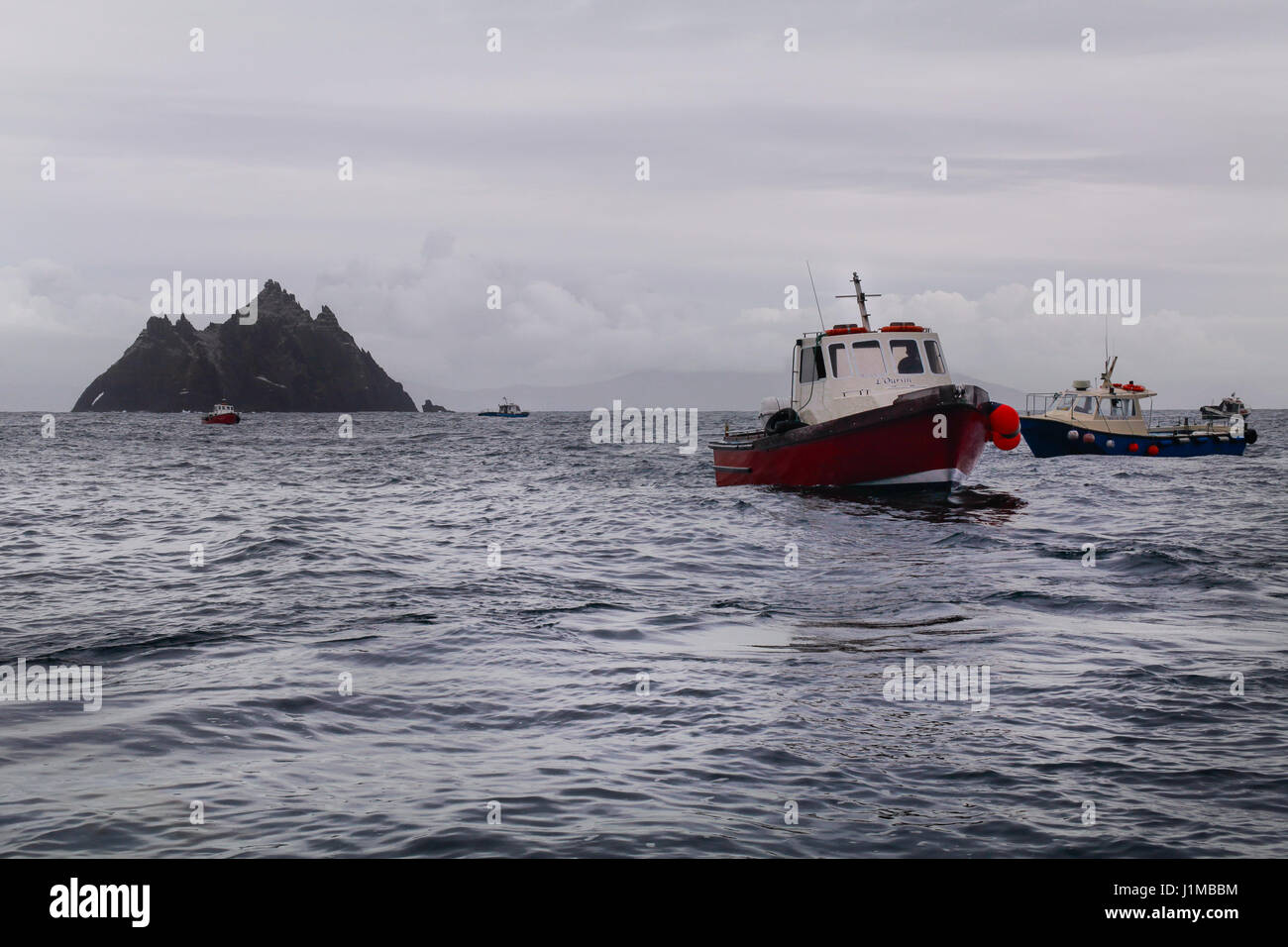 Barca da pesca L'oursin con il Skelligs in background. Foto Stock