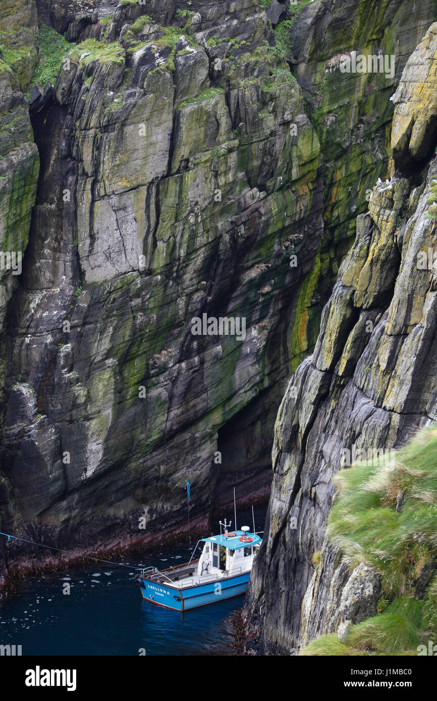 Barca da pesca Shelluna ormeggiata su Skellig Michael, nella contea di Kerry. Foto Stock