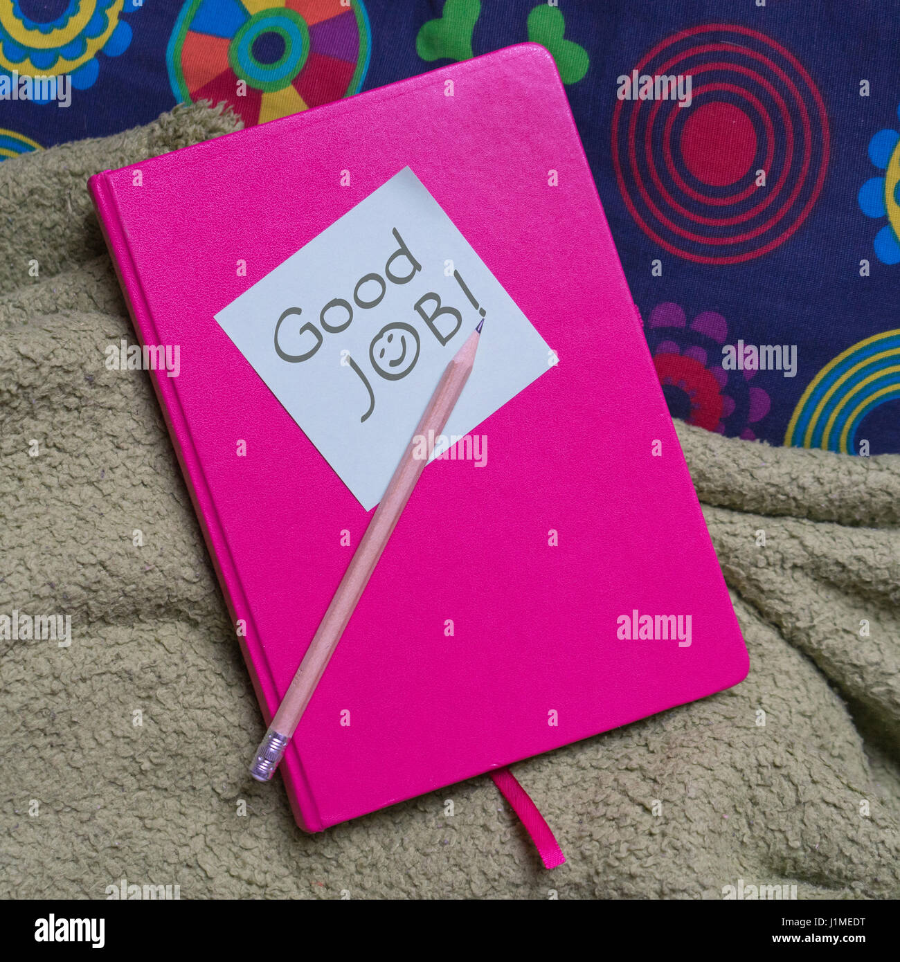 Notebook rosa, penna e nota con il testo buon lavoro Foto Stock