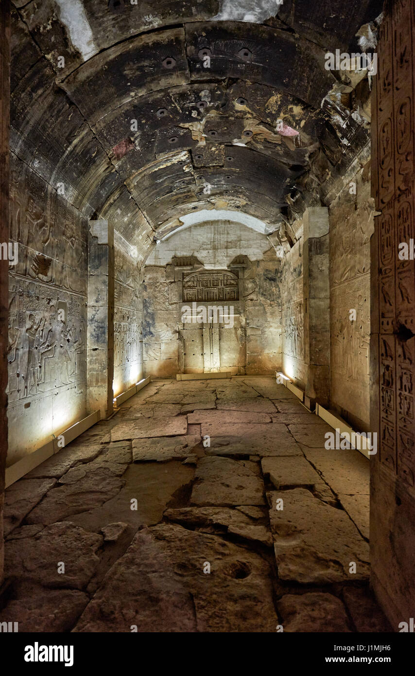 Pietra colorata rilievi scolpiti nei santuari dietro la seconda Hypostyle Hall all'interno del tempio di Seti I , Abydos, Egitto, Africa Foto Stock