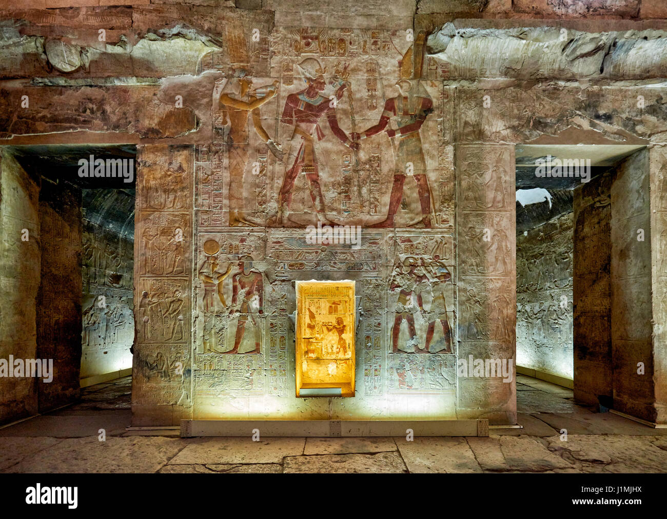 Pietra colorata rilievi scolpiti nei santuari dietro la seconda Hypostyle Hall all'interno del tempio di Seti I , Abydos, Egitto, Africa Foto Stock
