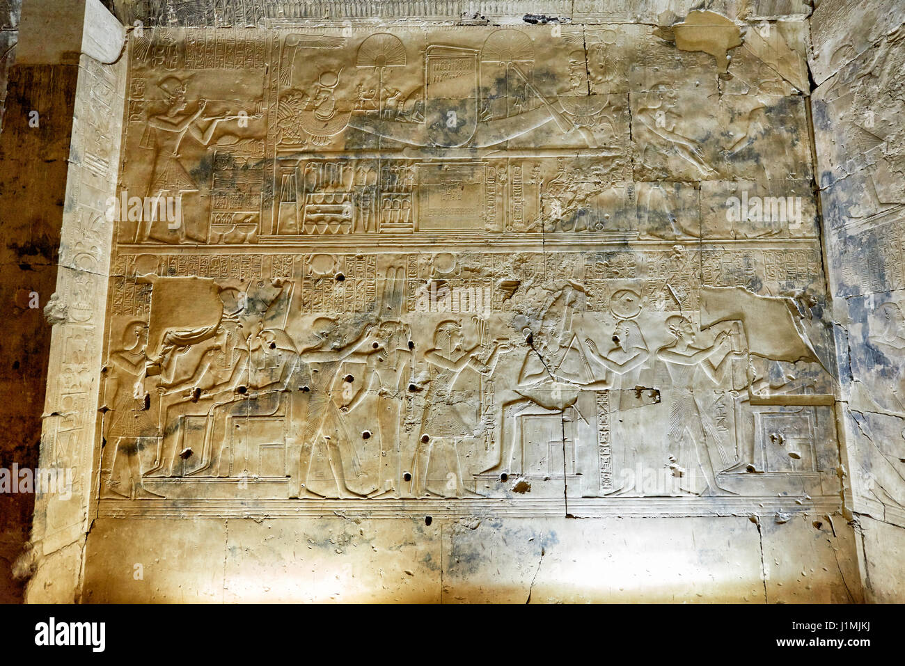 Pietra colorata rilievi scolpiti nei santuari dietro la seconda Hypostyle Hall all'interno del tempio di Seti I , Abydos, Egitto, Africa Foto Stock