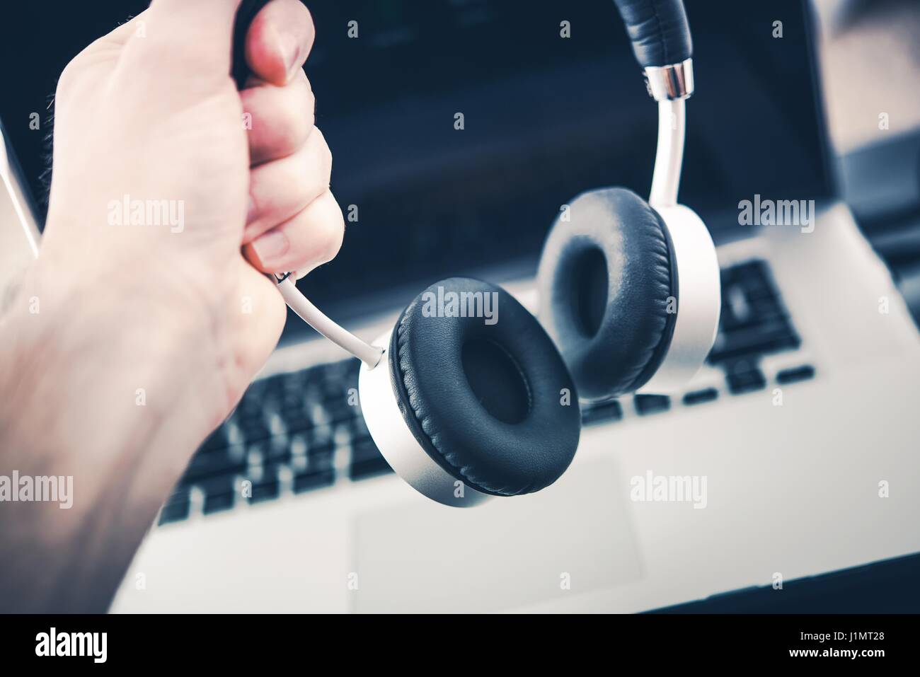 Cuffie Stereo Wireless e il computer portatile. Computer di ascolto musicale. Foto Stock