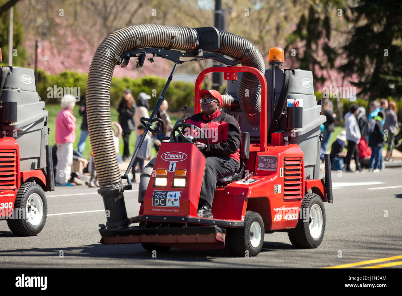 Tennant ATLV (All Terrain cucciolata vuoto), pulizia della strada e del veicolo utilizzato per strada urbana equipaggio di manutenzione - Washington DC, Stati Uniti d'America Foto Stock