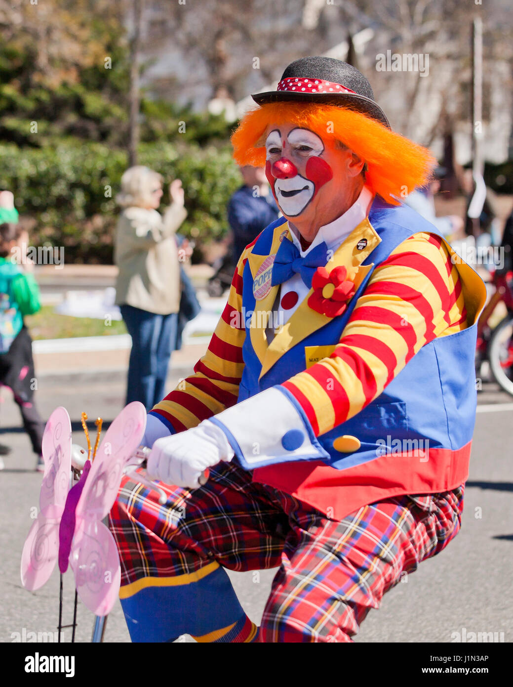 Clown riding bike durante la street parade - USA Foto Stock