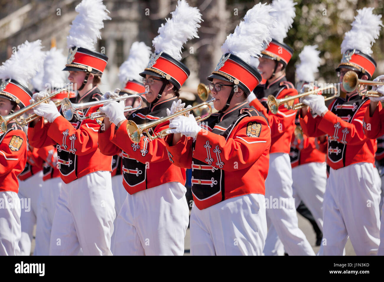 High school marching band tromba i giocatori durante la sfilata - USA Foto Stock