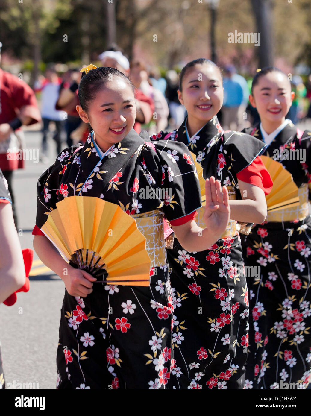 Giovani ragazze giapponesi marciando nella National Cherry Blossom Festival parade - Washington DC, Stati Uniti d'America Foto Stock