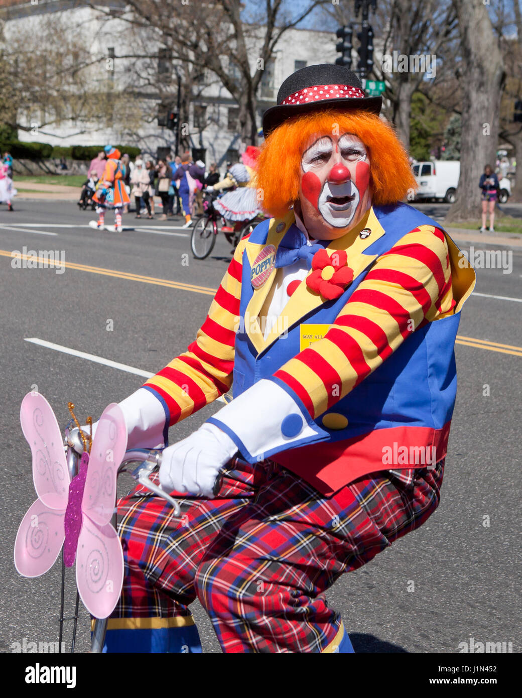 Clown riding bike durante la street parade - USA Foto Stock