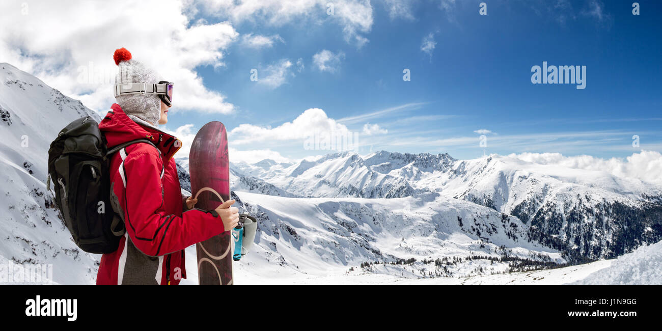 Ragazza in piedi con lo snowboard, soleggiata giornata invernale, per esterno Foto Stock