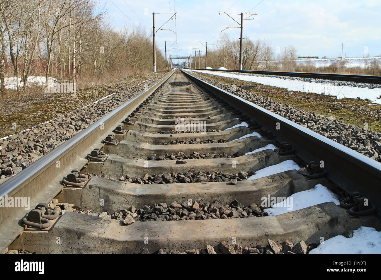 Le rotaie della ferrovia che andare avanti in distanza Foto Stock