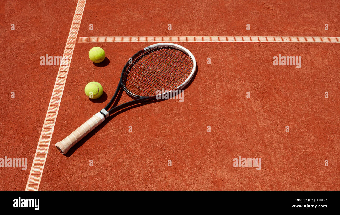 Close up di palle da tennis e delle racchette sulle scorie a campo da tennis Foto Stock