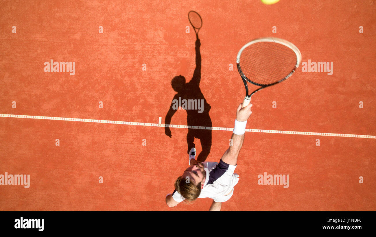 Vista dall'alto di uno sportivo giocando a tennis con la racchetta fino Foto Stock