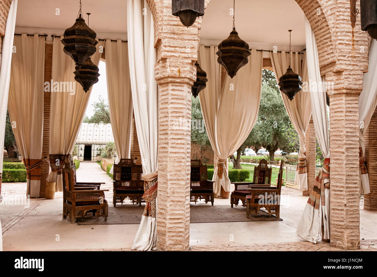 Marocchino tradizionale salotto. Esso è costituito da mobili in legno ricoperta con un tessuto decorato, arabo forma design. Foto Stock