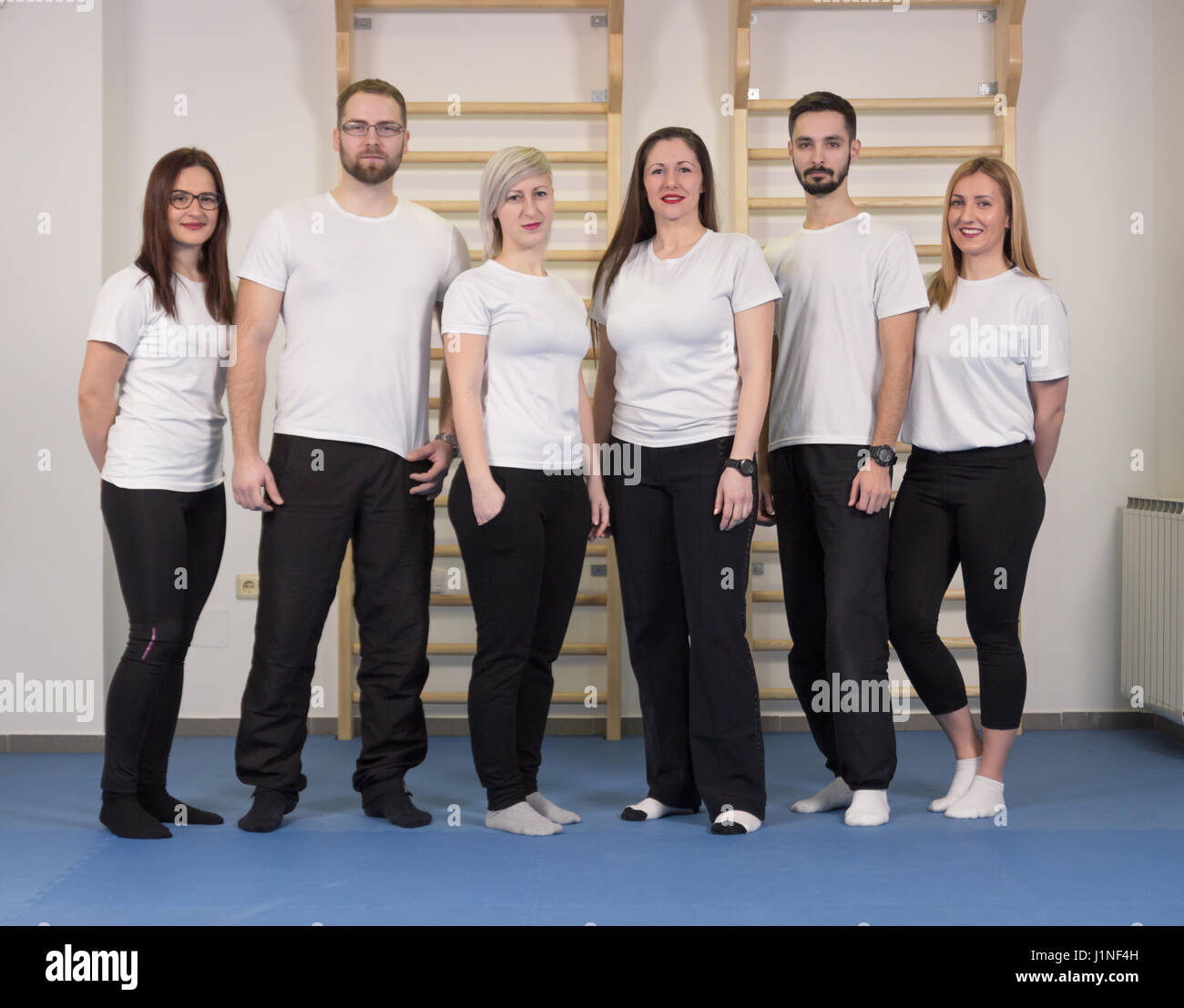 Grande gruppo di persone, fisioterapisti chiropratici, interni ritratto Foto Stock