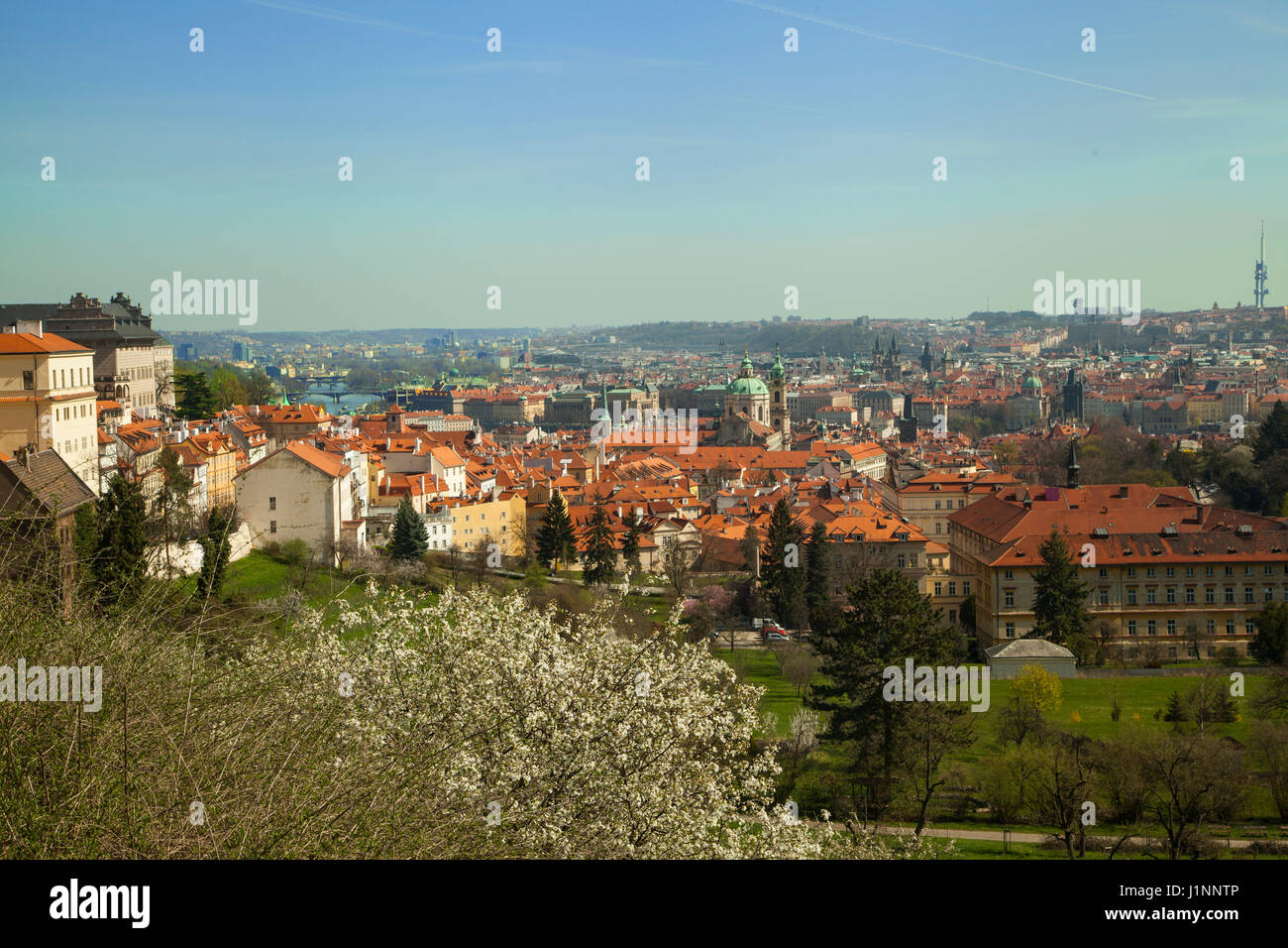 Vista sulla città di Praga dal punto di vista panoramica vicino al monastero con il fiume Vitava a distanza Foto Stock