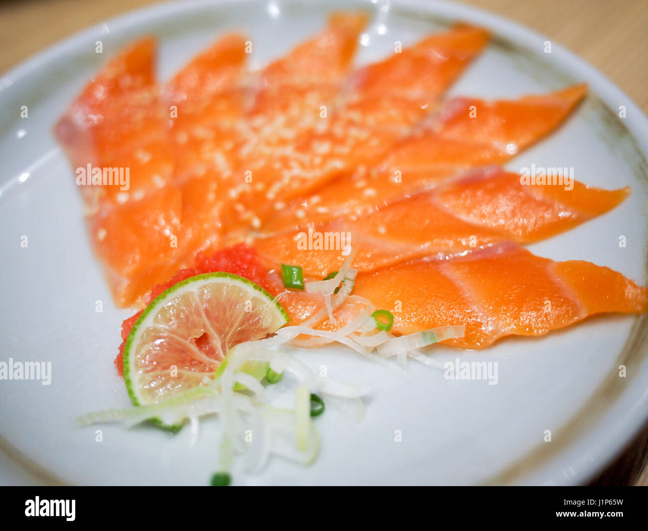Fette di Salmone crudo con calce Foto Stock