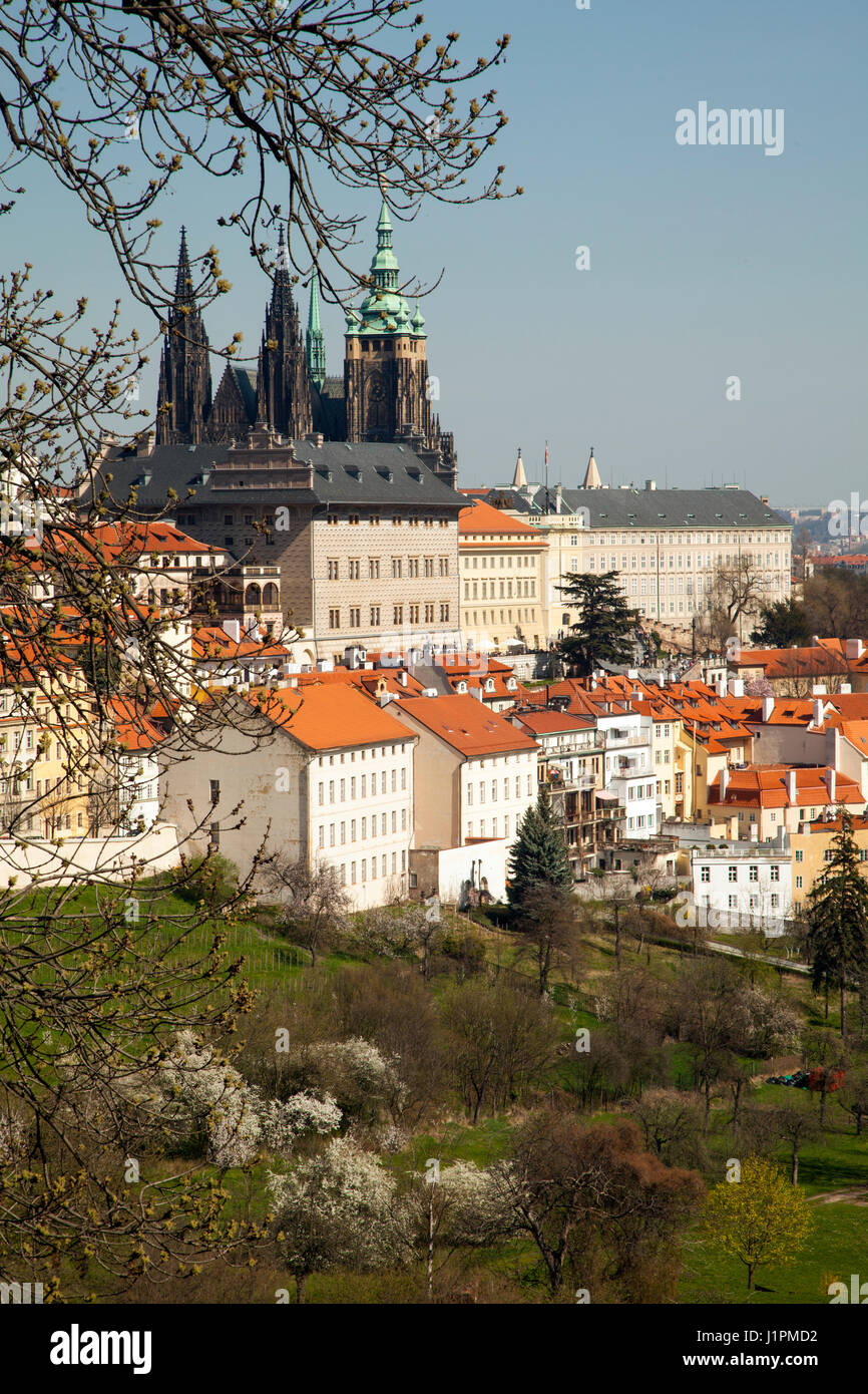 Vista sulla città di Praga dal punto di vista panoramica vicino al monastero con il fiume Vitava a distanza Foto Stock