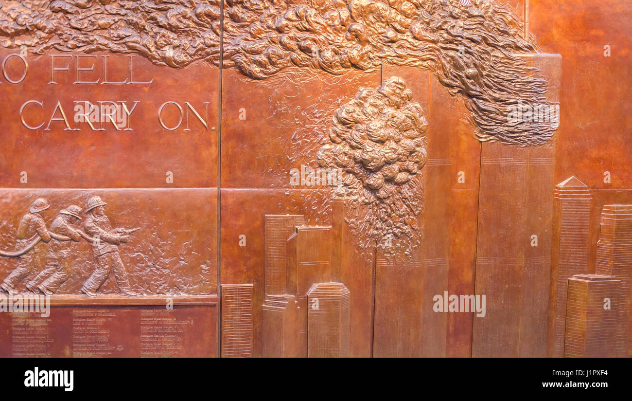 New York, Stati Uniti d'America - 3 Dicembre 2011: Non dimentichiamo mai scritto sul bronzo bassorilievo Memorial Wall a FDNY dieci House la stazione dei vigili del fuoco Foto Stock