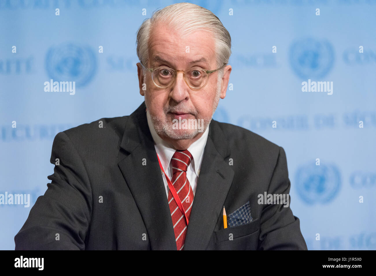 New York, Stati Uniti. Xxi Aprile, 2017. Paulo Sergio Pinheiro, presidente della commissione internazionale indipendente di inchiesta sulla Siria, parla con la stampa. A seguito di una riunione informale Arria-formula briefing al Consiglio di Sicurezza delle Nazioni Unite, Paulo Sergio Pinheiro, presidente della commissione internazionale indipendente di inchiesta sulla Siria e collega, Commissario Karen AbuZayd ha parlato con la stampa a livello di Consiglio di sicurezza stakeout presso la sede delle Nazioni Unite. Credito: Albin Lohr-Jones/Pacific Press/Alamy Live News Foto Stock