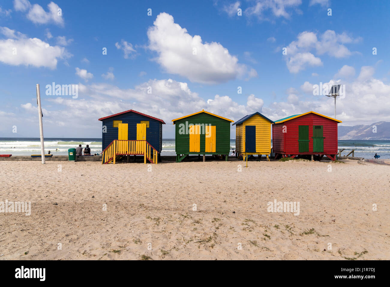 Spiaggia di colorate case con il cielo nuvoloso, Muizenberg, Western Cape, Sud Africa Foto Stock