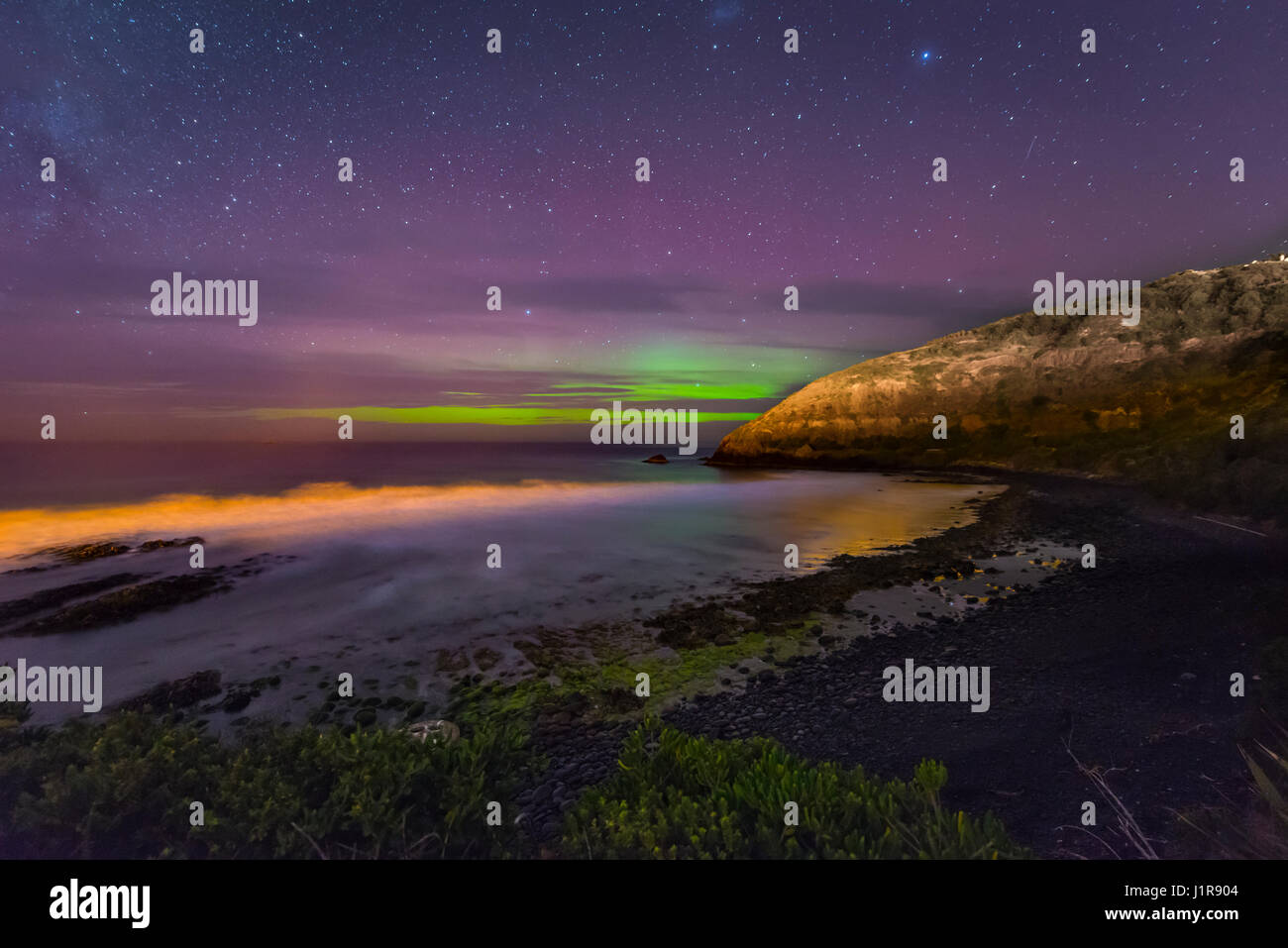 Le luci del sud, aurora australis sul mare, dune di sabbia, Seconda Spiaggia, Dunedin, Otago Southland, Nuova Zelanda Foto Stock