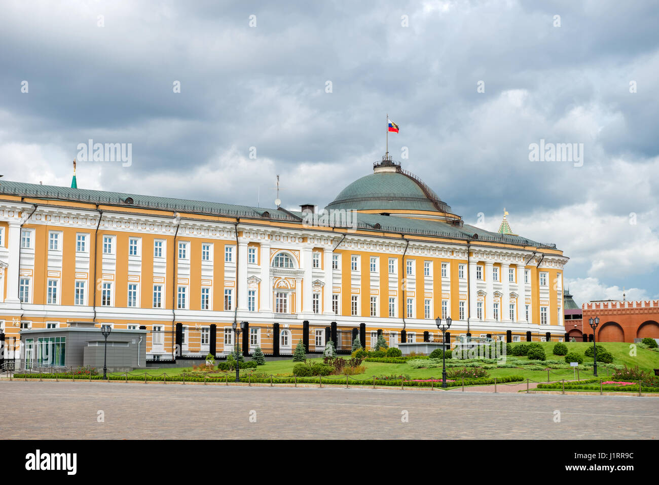 Vista del Palazzo del Senato sulla Ivanovskaya square, il Cremlino di Mosca, Russia Foto Stock