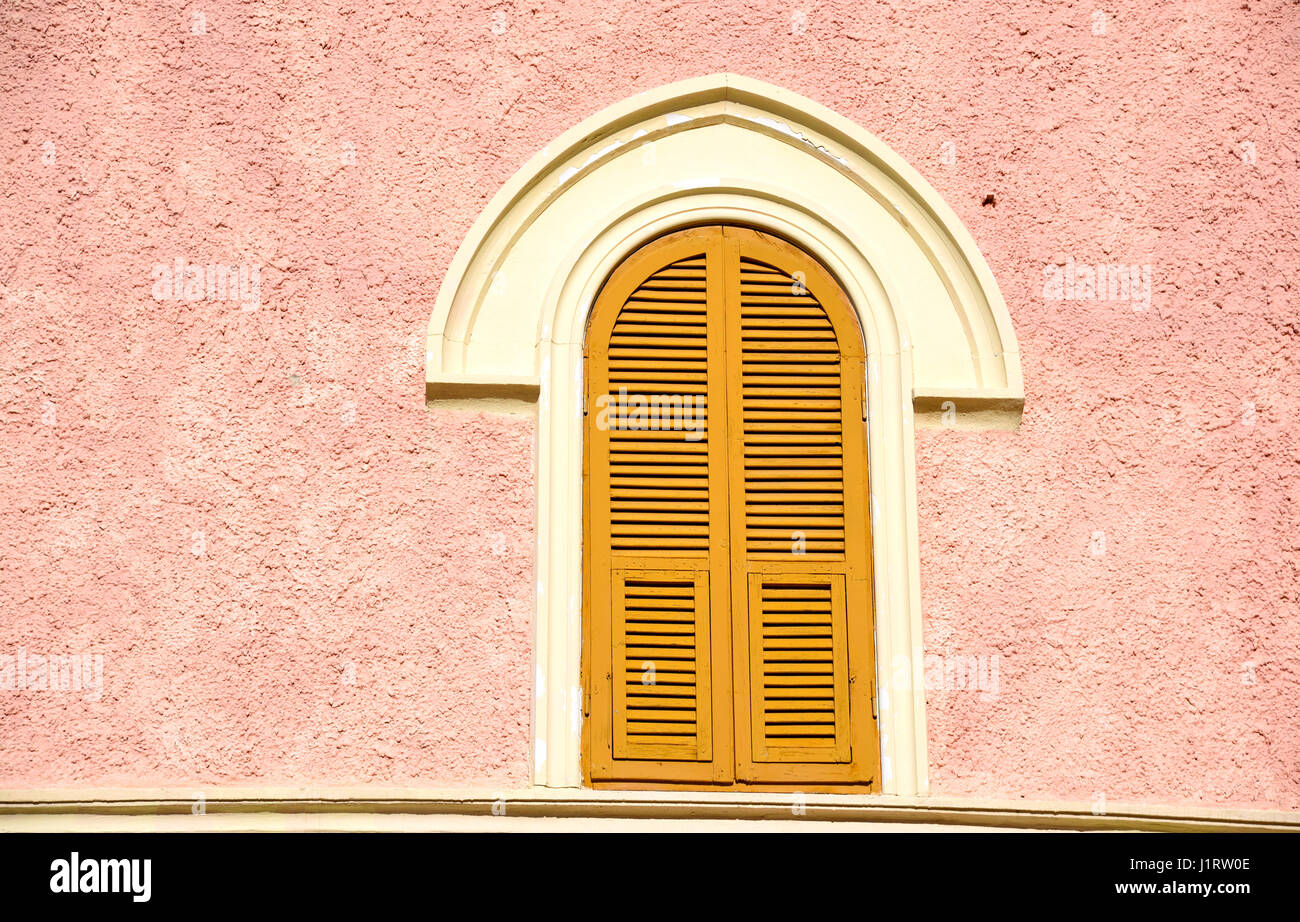 Finestra con arco sulla parete rosa Foto Stock