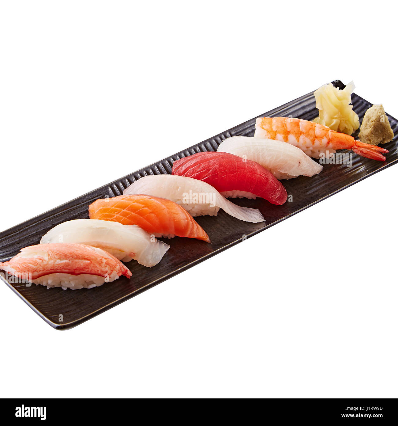 Piatto di sushi con tonno, calamari, gamberi e tempura di granchio Foto Stock
