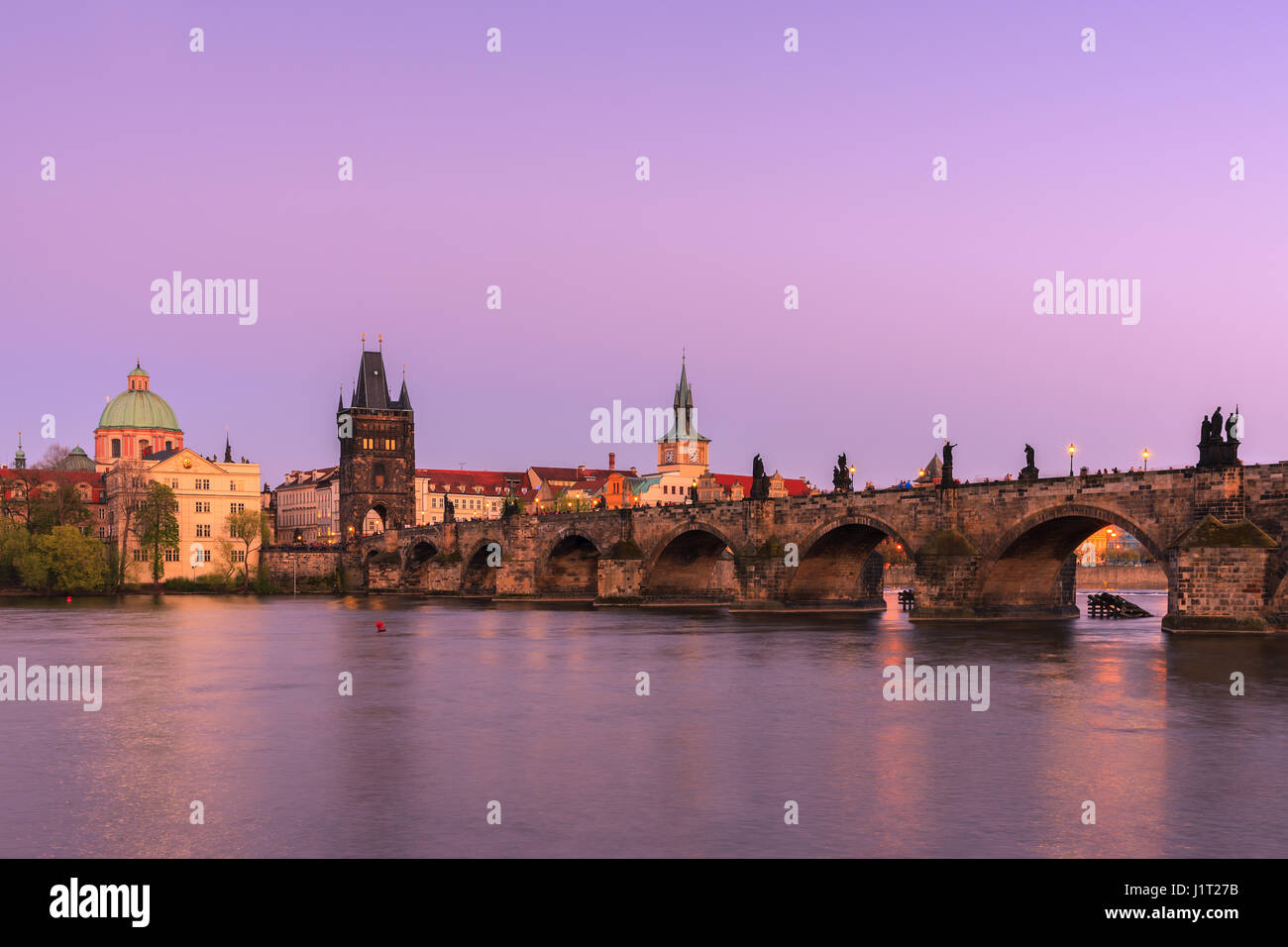 Il famoso Ponte Carlo al tramonto a Praga nella Repubblica Ceca Foto Stock