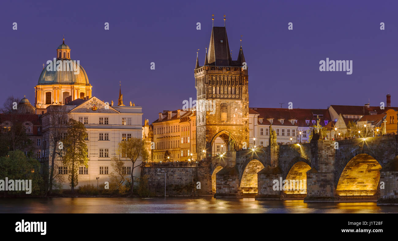 Il famoso Ponte Carlo al tramonto a Praga nella Repubblica Ceca Foto Stock