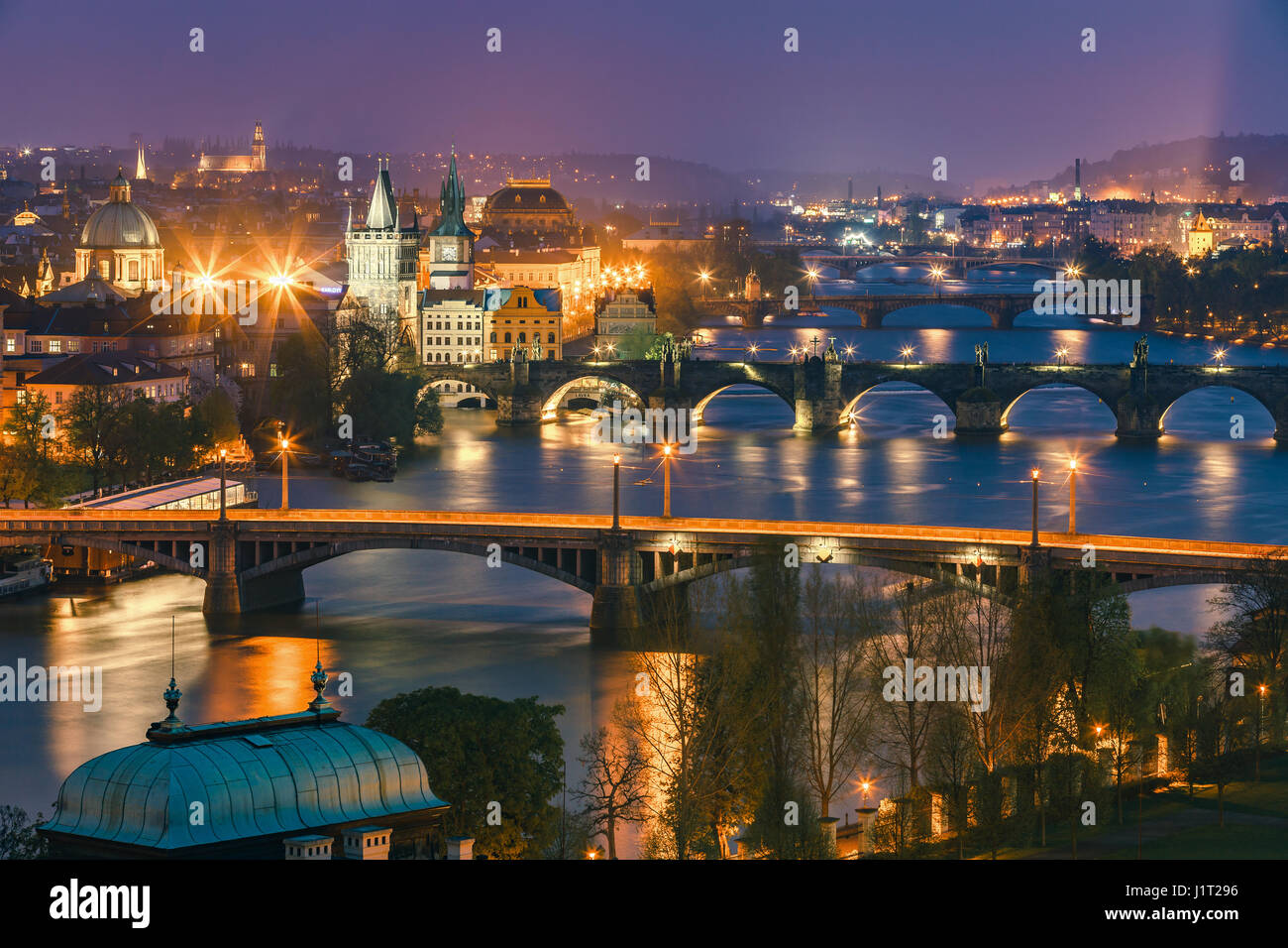 La vista dalla Letenske Sady sopra la città di Praga e il fiume Vitava nella Repubblica Ceca Foto Stock