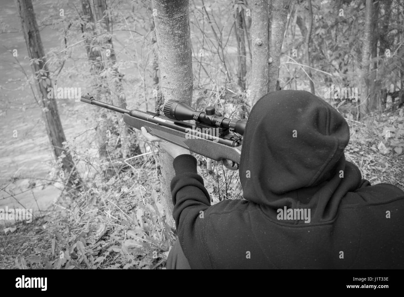 Cecchino terroristiche a sparare con la sua arma. Concetto di terrorismo Foto Stock