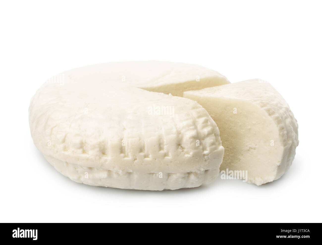 Freschi messi in salamoia ruota di formaggio isolato su bianco Foto Stock