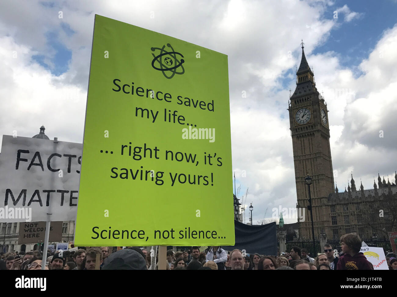 Gli scienziati in piazza del Parlamento, Londra centrale durante il mese di marzo per la scienza in un display di defiance come i timori di una post-verità età incombe al di sopra del mondo accademico. Foto Stock