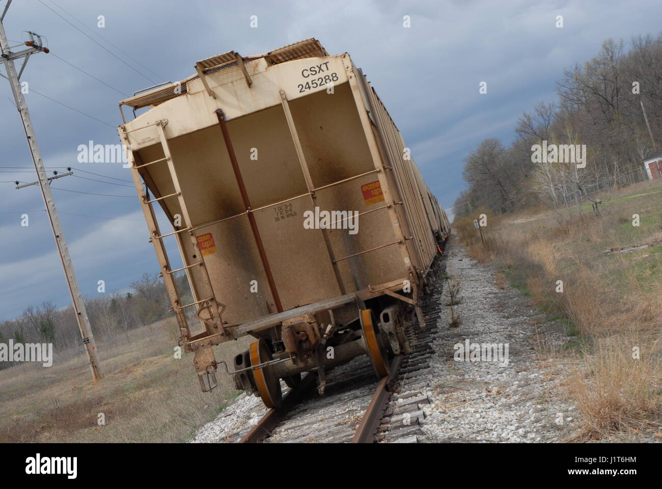 Treno merci sulle vie il motore non solo vetture di granella Foto Stock