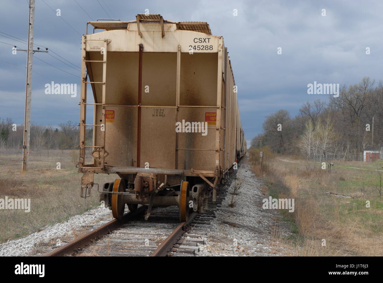 Treno merci sulle vie il motore non solo vetture di granella Foto Stock