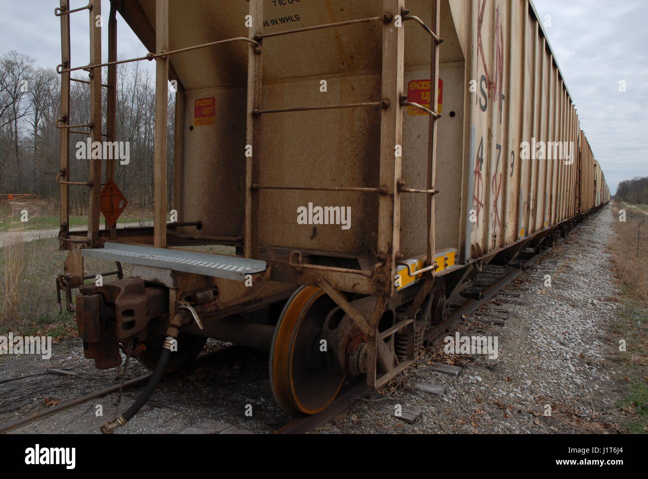 Treno merci sulle vie il motore non solo vetture di granella Foto Stock