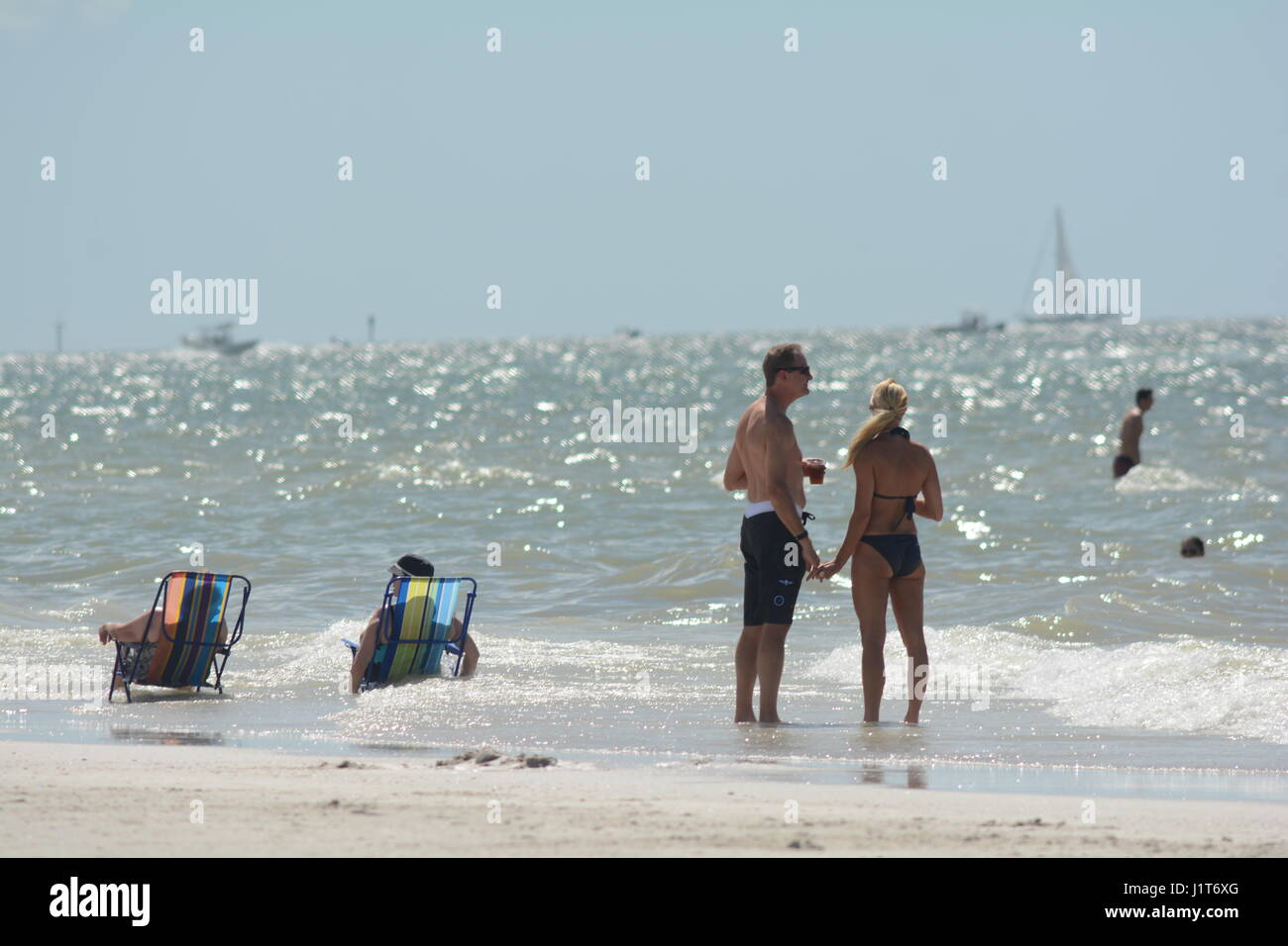 Le persone in spiaggia e nell'oceano in Florida Foto Stock