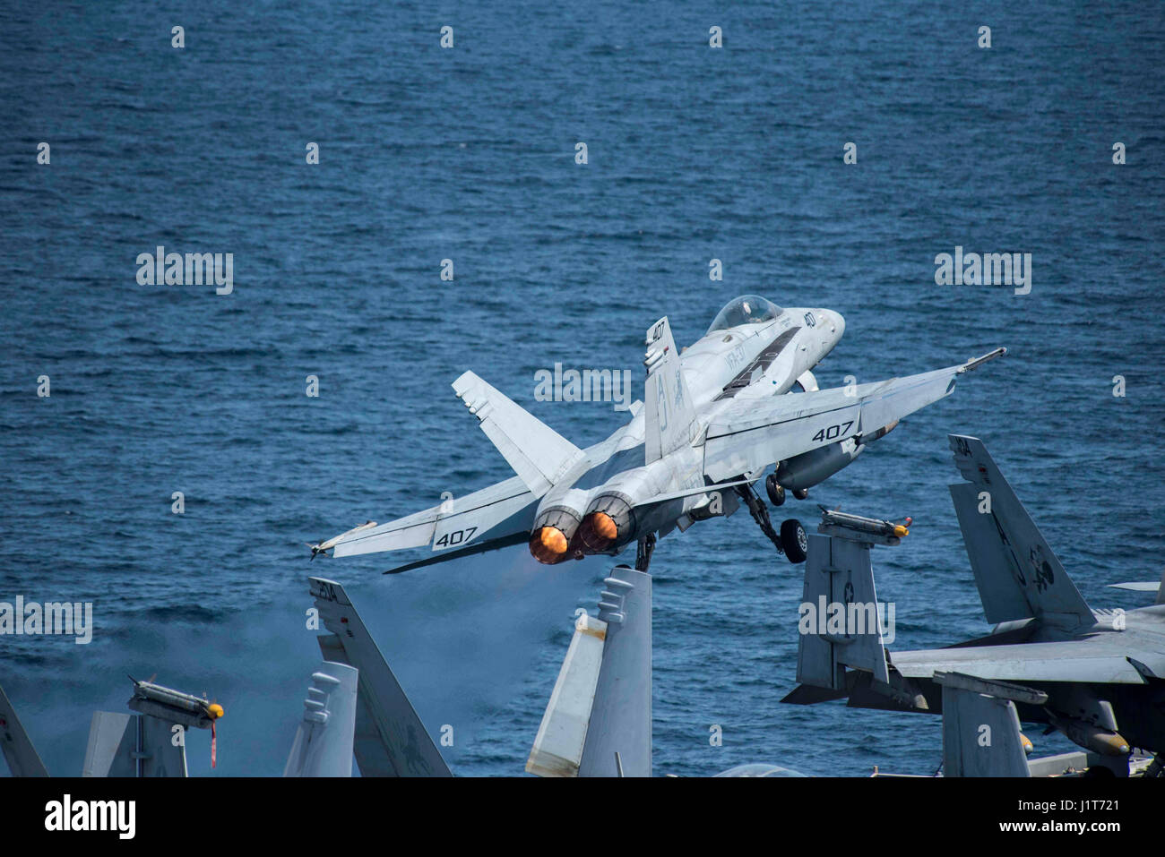Un U.S. Navy F/A-18C Hornet fighter aircraft lancia dal ponte di volo dell'Nimitz-class portaerei USS George H.W. Bush durante le operazioni contro lo Stato islamico nel funzionamento inerenti risolvere Aprile 6, 2017 nel Golfo Arabico. Foto Stock